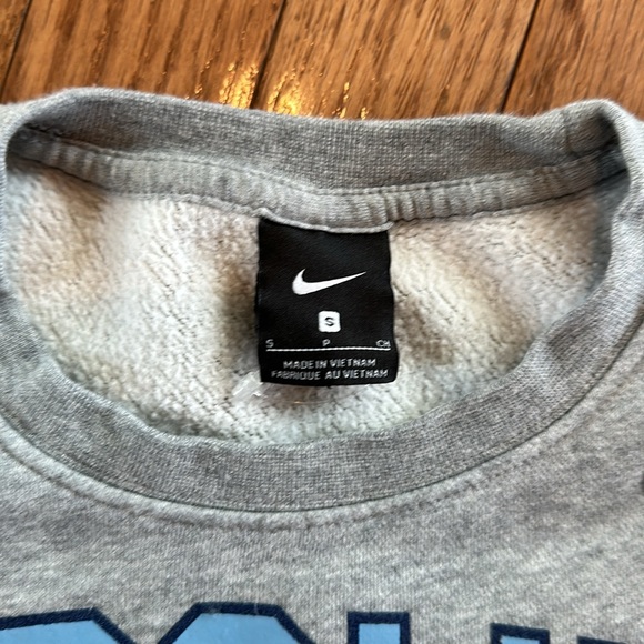 University of North Carolina Crewneck Nike Gray sweatshirt size small - Picture 3 of 6